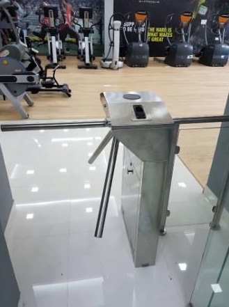 cổng tripod kiểm soát ra vào phòng gym