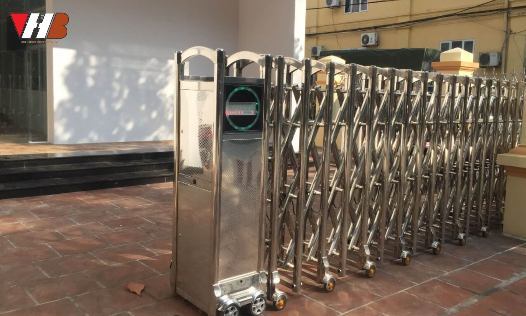 Cổng xếp inox tự động VHB 05B1 (cổng xếp phổ thông) 3 cổng xếp inox tự động phổ thông