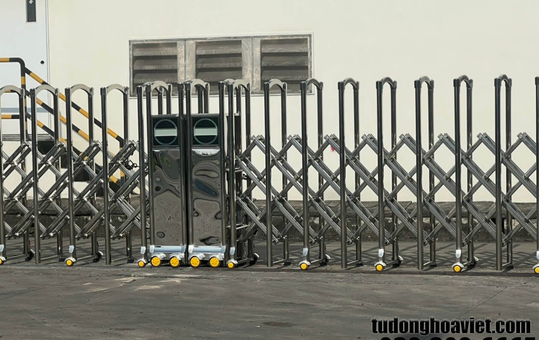 cổng xếp inox tự động chụm đầu