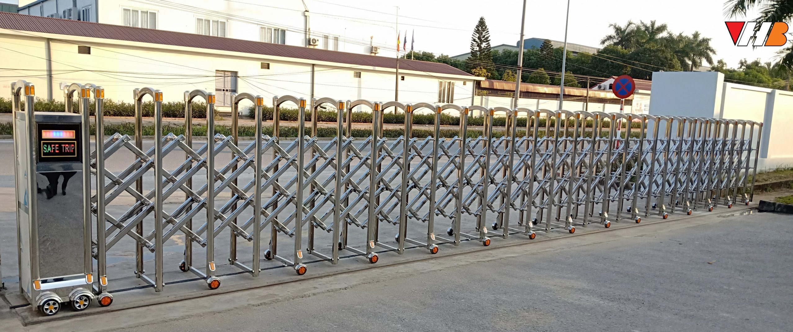 cổng xếp inox tự động có ray