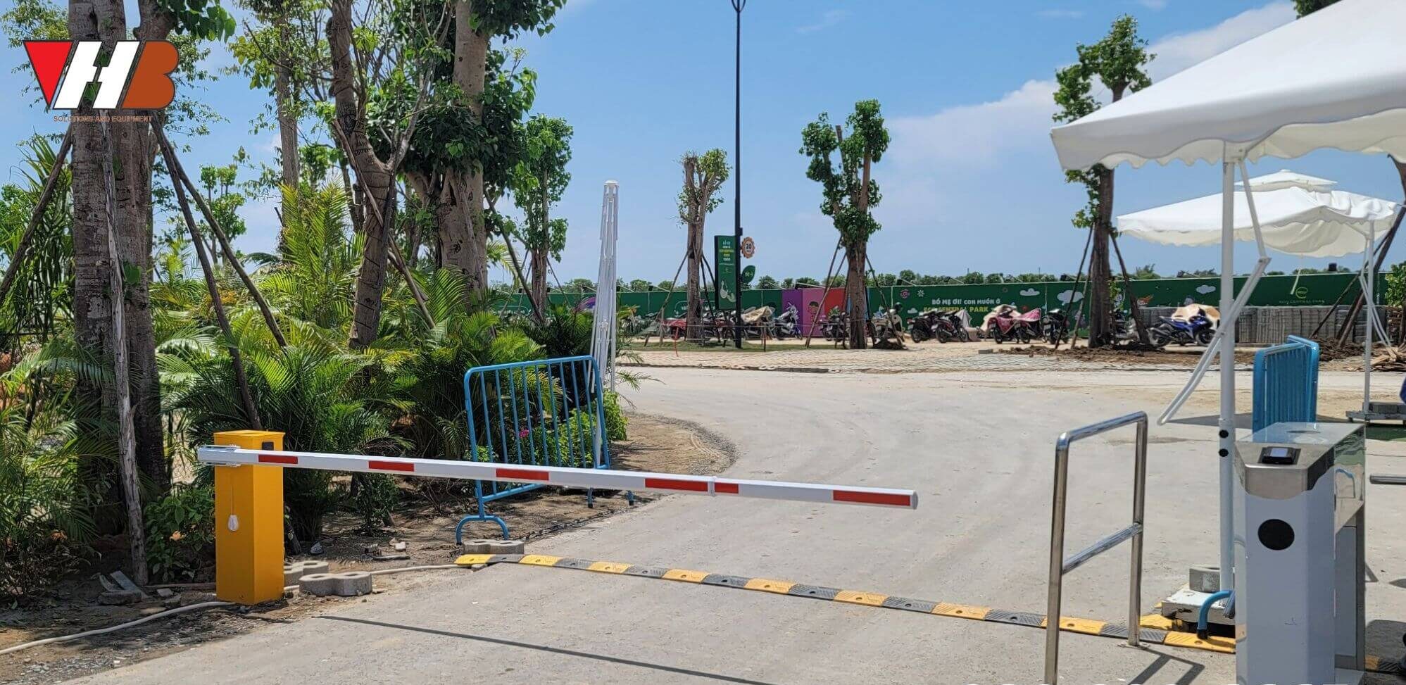 Barie tự động lắp cho hệ thống kiểm soát vé ra vào khu vui chơi 