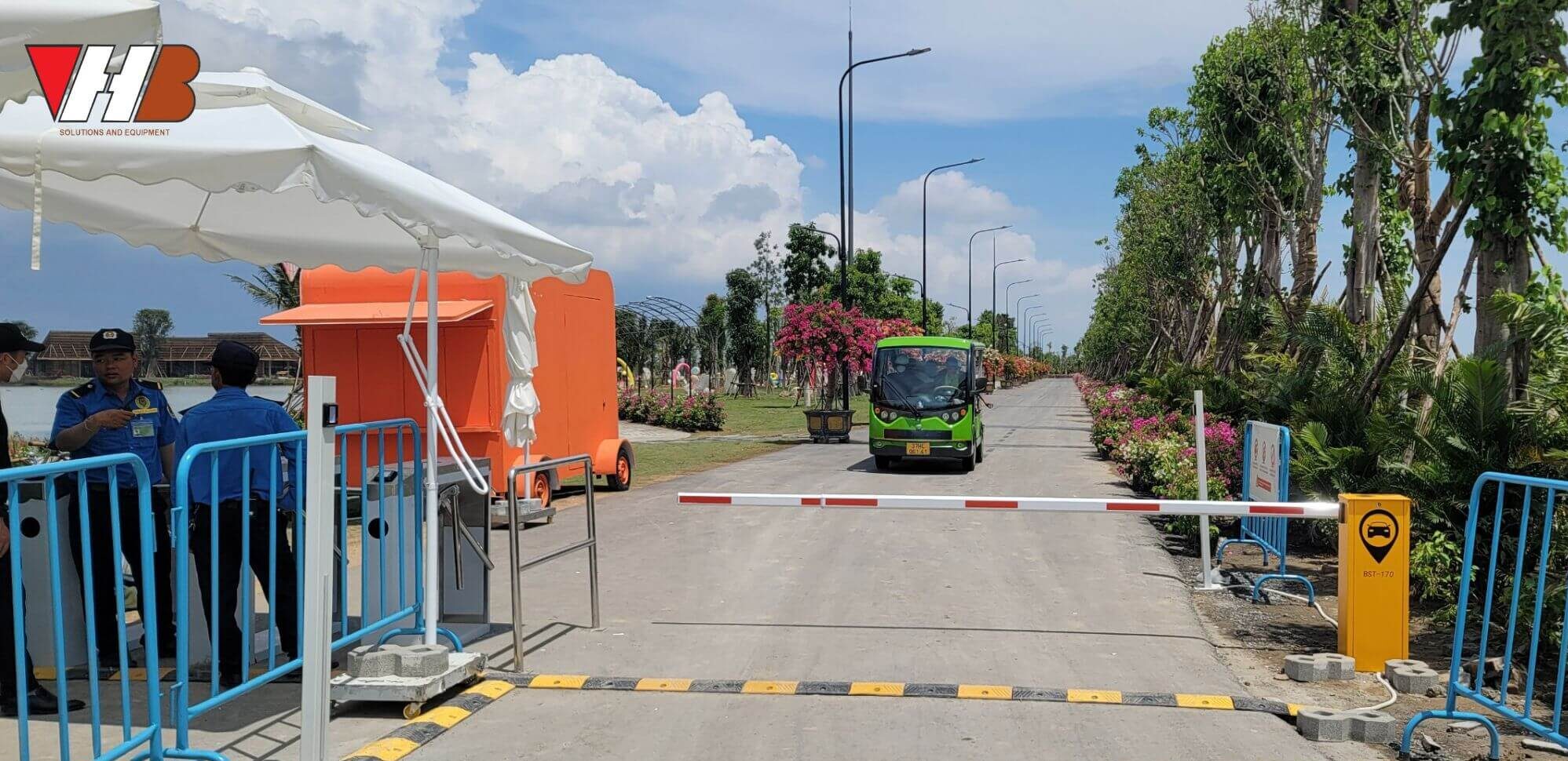 Barie tự động lắp cho hệ thống kiểm soát vé ra vào khu vui chơi 