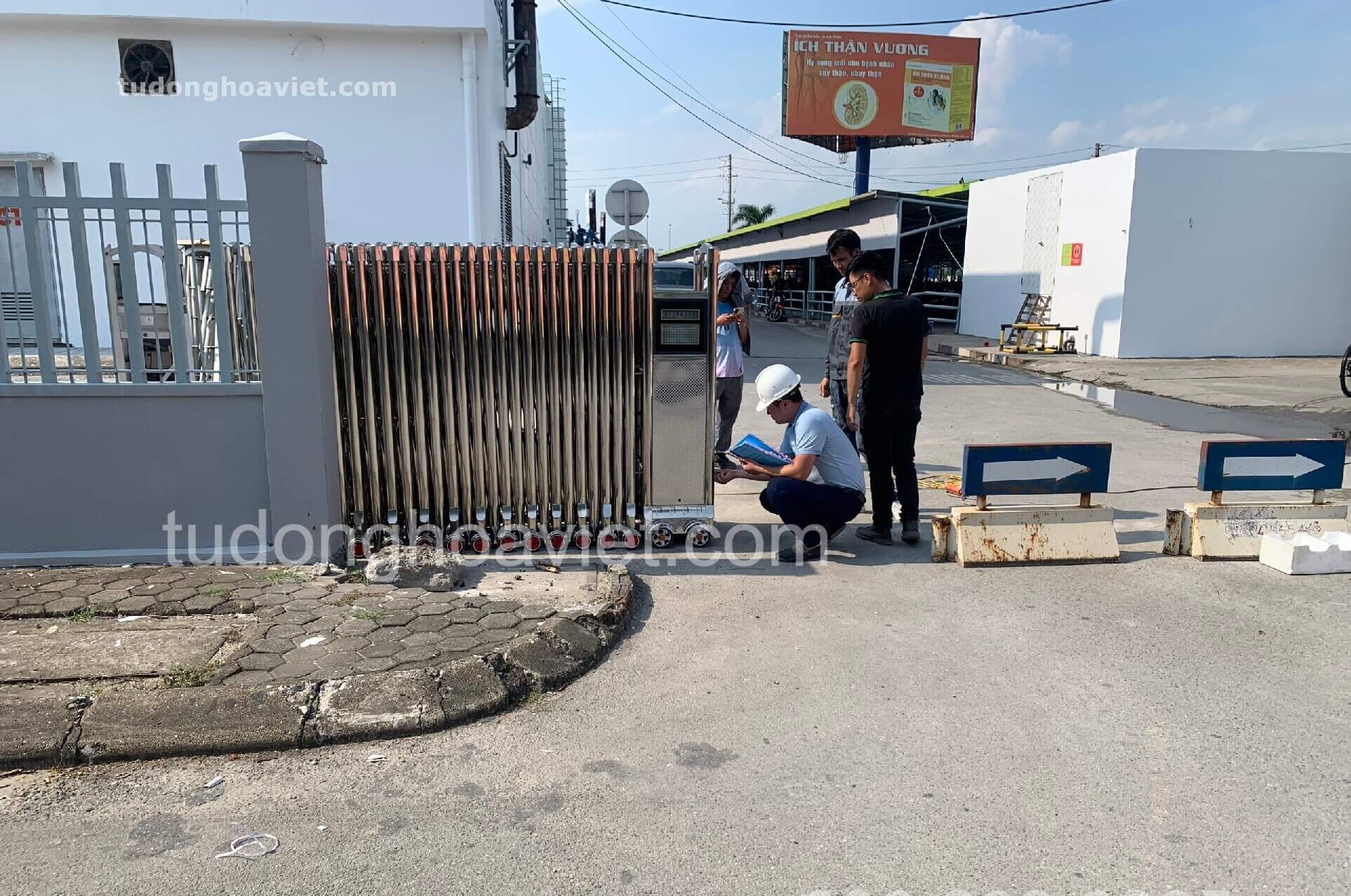 LẮP ĐẶT CỔNG XẾP INOX TỰ ĐỘNG TẠI HẢI DƯƠNG 3 Phàn thu về Bộ cổng xếp inox tự động tại Hải Dương