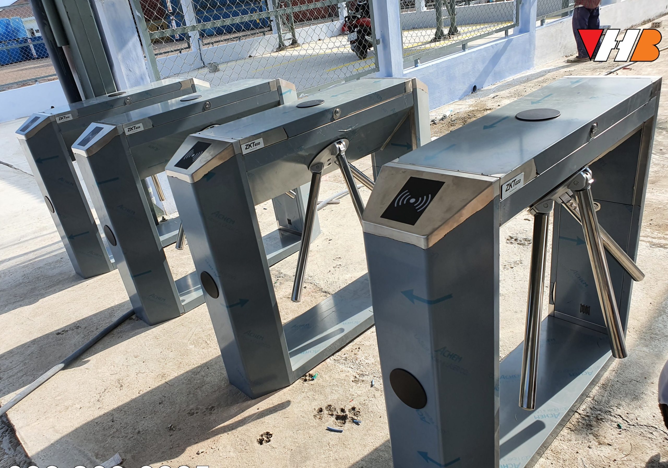 Cổng tripod tay xoay 3 càng nhàấmy