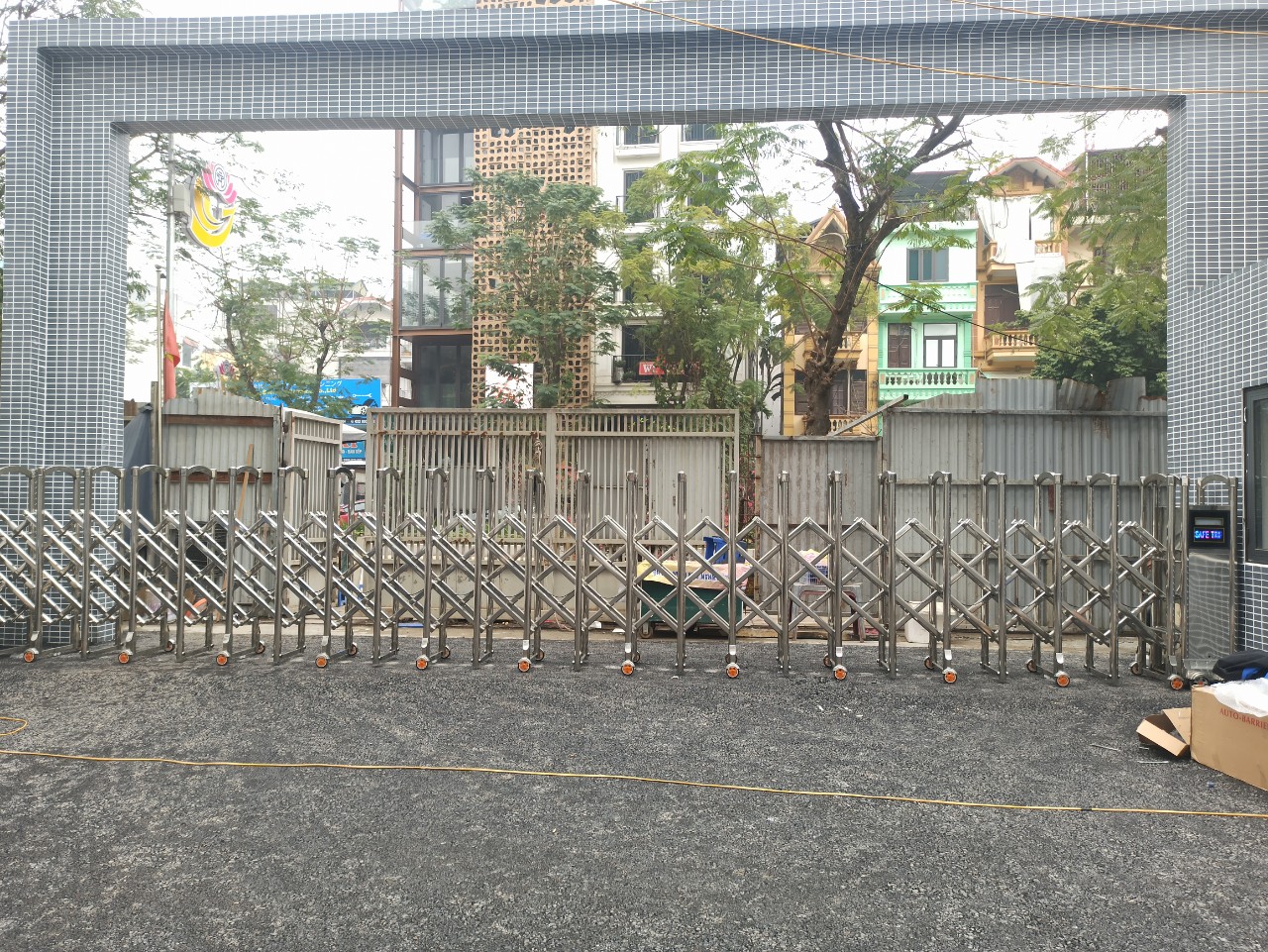 cổng xêp inox tự động tại Trung Tâm Y Tế quận Tây Hồ