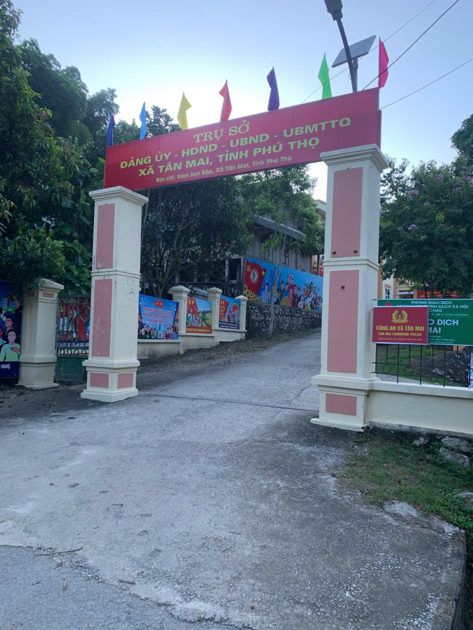 cổng Ủy ban nhân dân xã Tân Mai, Phú Thọ