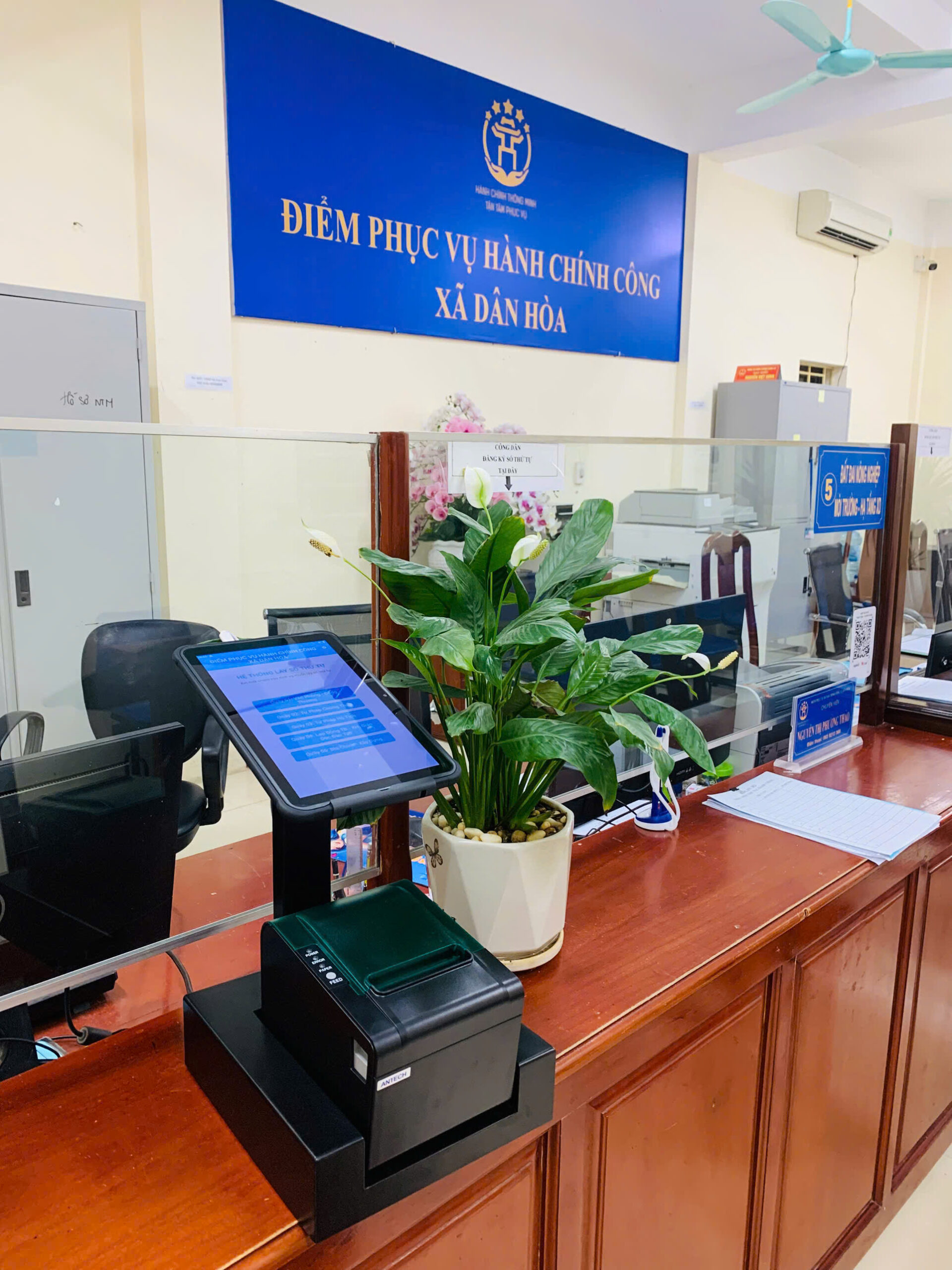 Máy lấy số tự động để bàn khối hành chính công