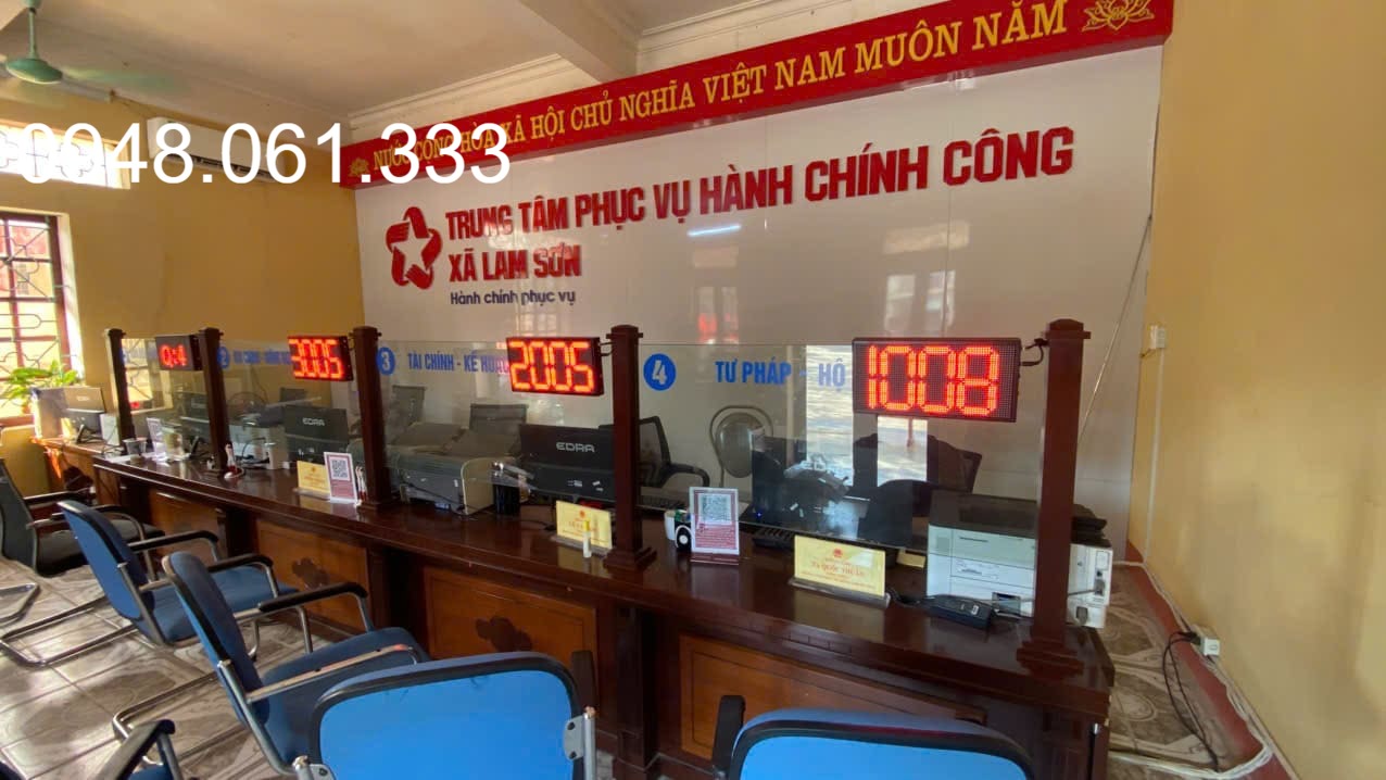 Lắp đặt máy lấy số tự động tại xã - Giải pháp hiện đại cho khối hành chính công 4 BẢNG LED HIỂN THỊ SỐ ĐƯỢC GỌI TẠI CÁC QUẦY CỦA XÃ LAM SƠN