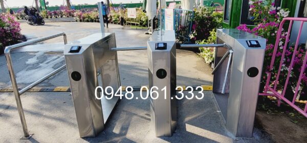 Cổng soát vé khu vui chơi tích hợp đầu đọc Qrcode để check vé