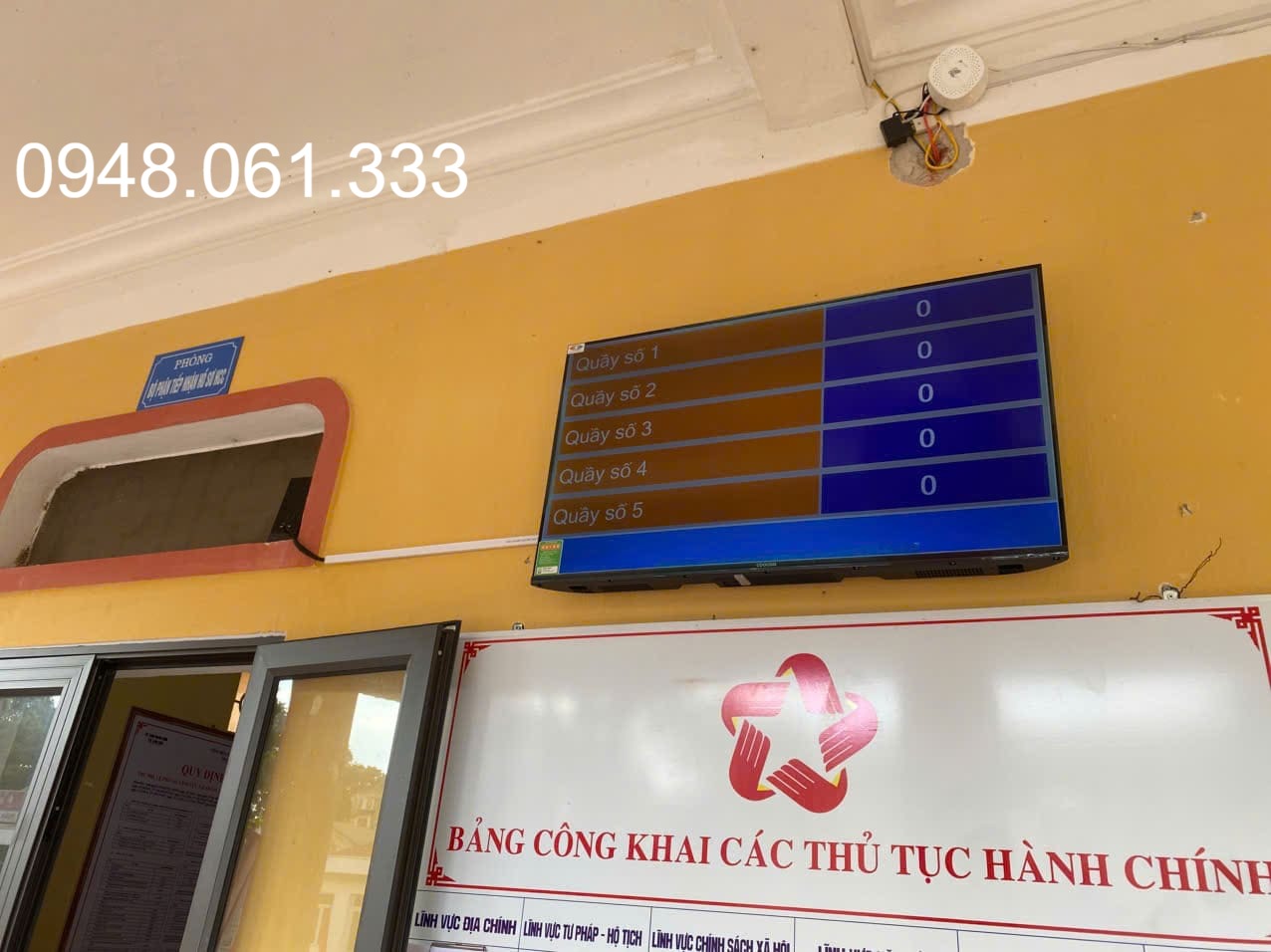 Lắp đặt máy lấy số tự động tại xã - Giải pháp hiện đại cho khối hành chính công 6 MÀN HÌNH TRUNG TÂM HIỂN THỊ SỐ THỨ TỰ ĐƯỢC GỌI TẠI CÁC QUẦY