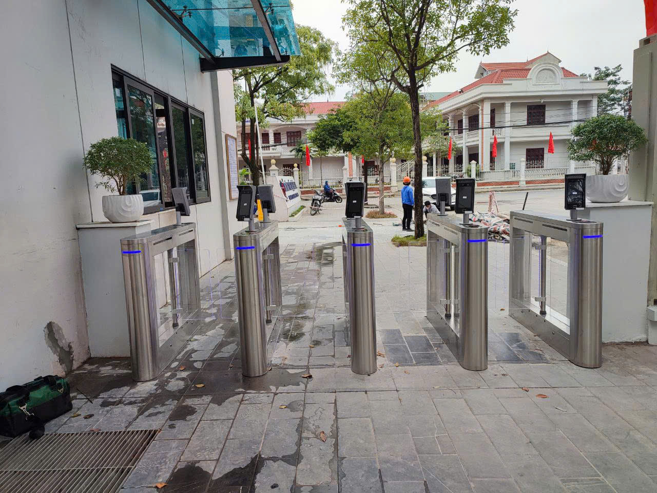 Hệ thống kiển soát khuôn mặt ra vào nhà máy xi nghiệp