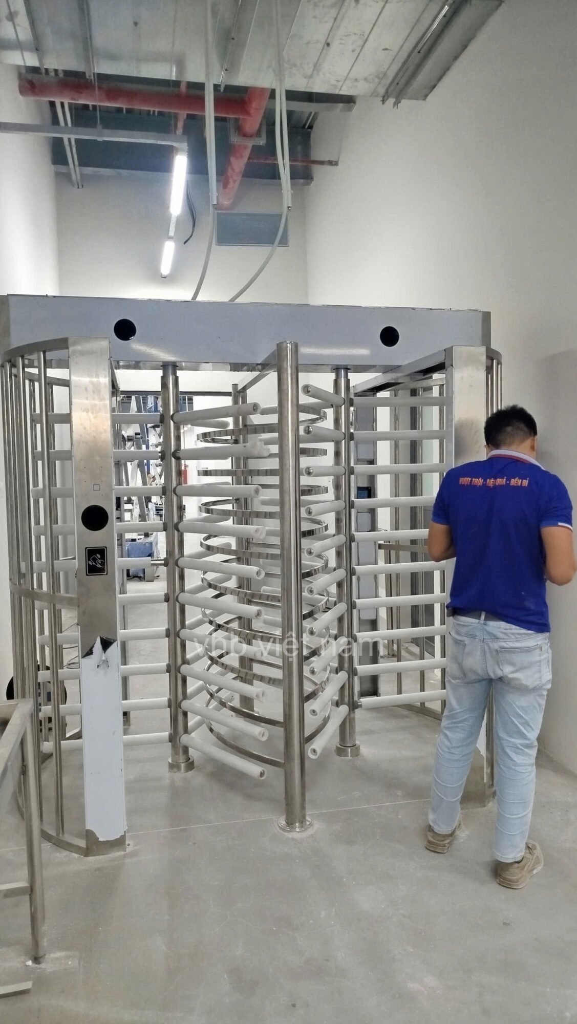 Cổng full hieght tại công trình