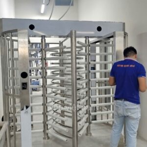 Cổng full hieght tại công trình