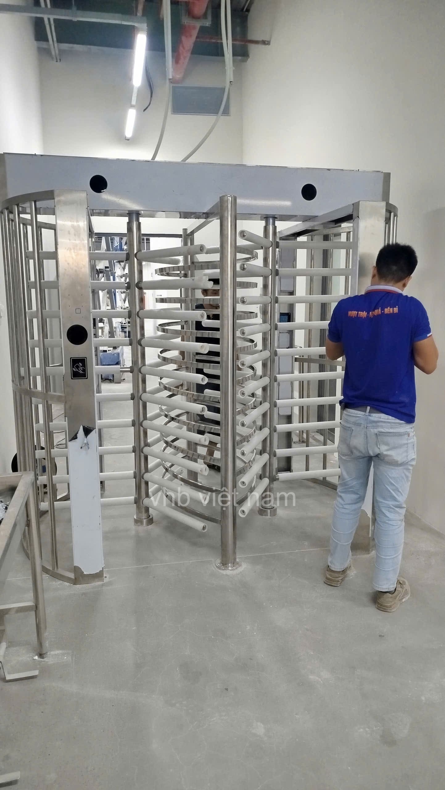 lắp đặt cổng Full Height tại nhà máty